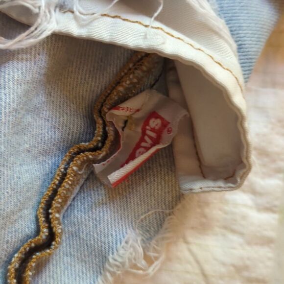Levi's destroyed denim cut off jean shorts - Picture 6 of 12